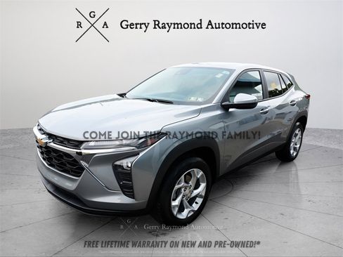 Used 2025 Chevrolet Trax LS w/ LS Convenience Package image 3