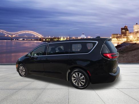 Used 2024 Chrysler Pacifica Limited FWD image 3