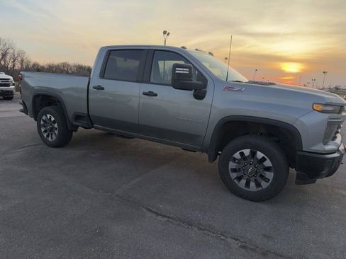 Used 2024 Chevrolet Silverado 2500 Custom w/ Custom Value Package image 7