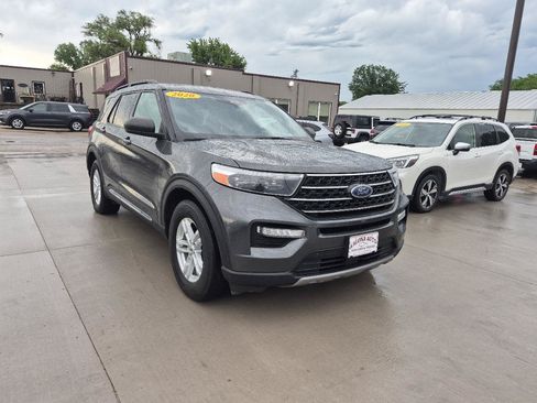 Used 2020 Ford Explorer XLT w/ Equipment Group 202A AWD/4WD image 4