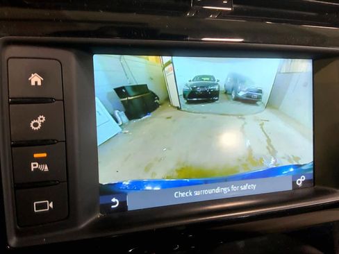 Used 2017 Jaguar XE Premium image 26