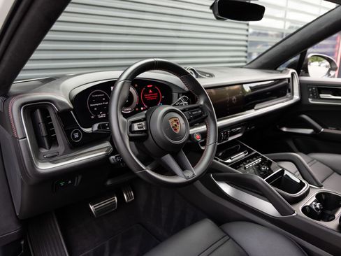 Certified 2024 Porsche Cayenne Turbo GT AWD/4WD image 4