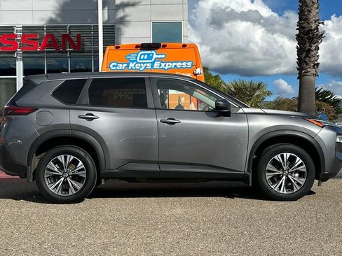 Used 2023 Nissan Rogue SV image 3