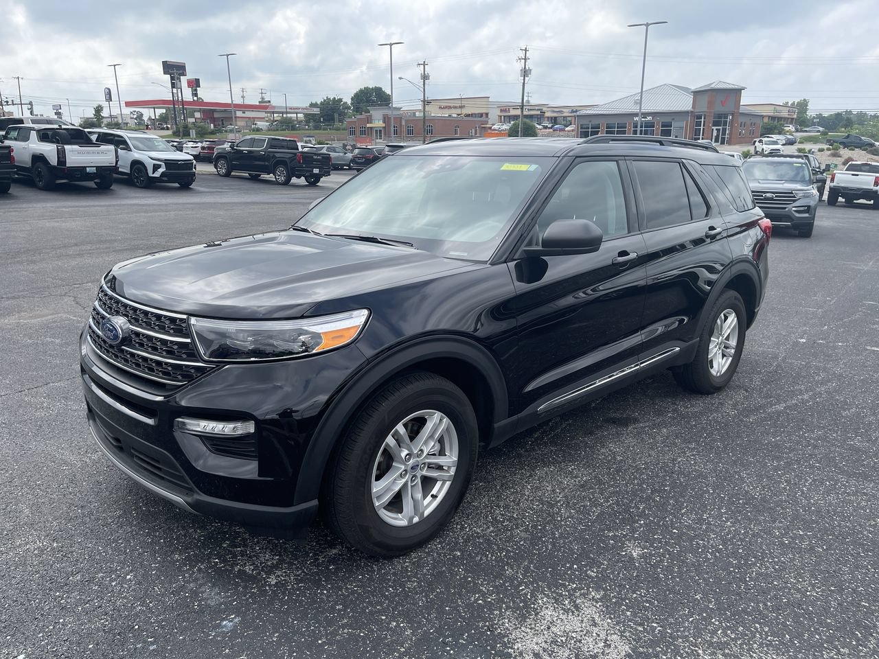 Used 2024 Ford Explorer XLT w/ Equipment Group 202A AWD/4WD image 1