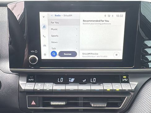 Used 2025 Toyota Camry SE w/ Convenience Package image 17