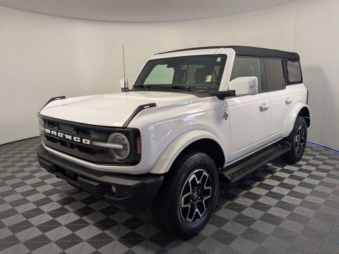 Used 2025 Ford Bronco Outer Banks AWD/4WD image 2