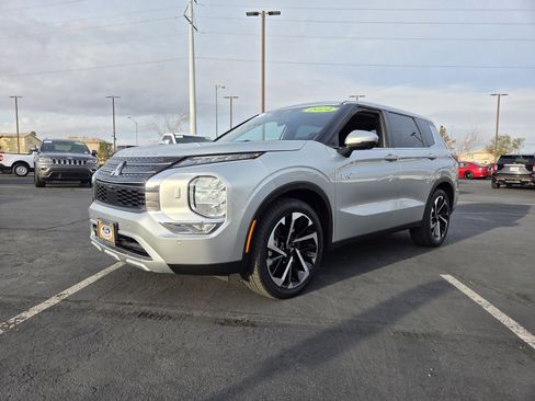 Used 2024 Mitsubishi Outlander 4WD Plug-In Hybrid image 2