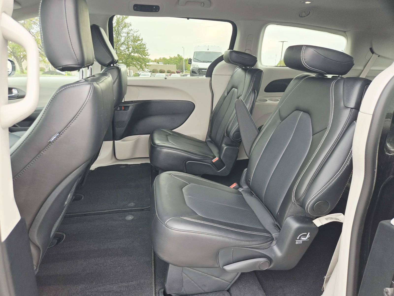 Used 2024 Chrysler Pacifica Touring-L FWD image 13