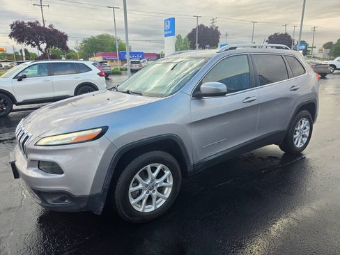 Used 2018 Jeep Cherokee Latitude w/ Safety Group AWD/4WD image 6