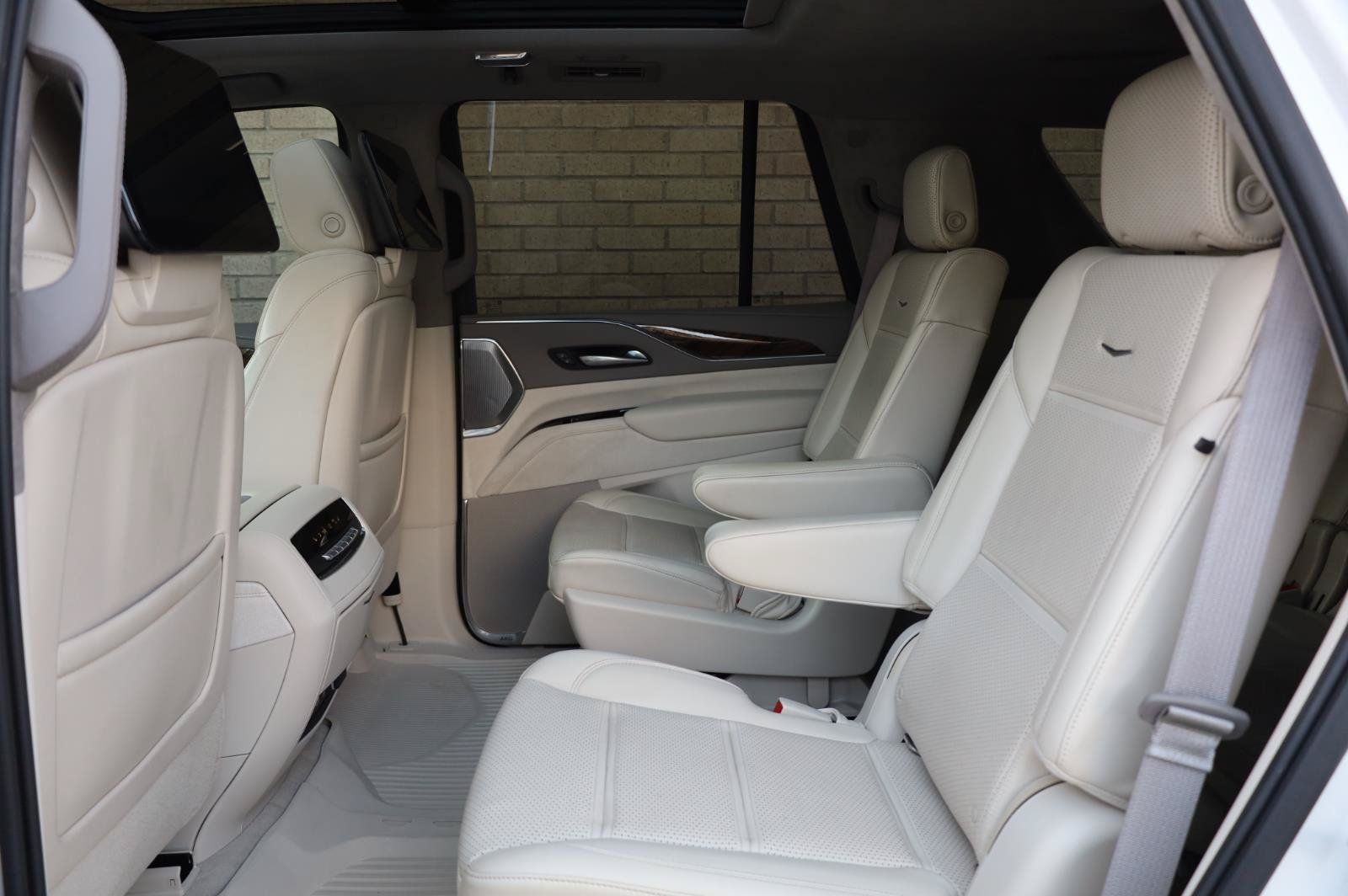 Used 2021 Cadillac Escalade Premium Luxury Platinum w/ LPO, Floor Liner Package AWD/4WD image 24