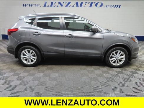 Used 2017 Nissan Rogue Sport SV w/ SV Premium Package AWD/4WD image 2