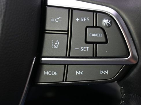 Used 2021 Toyota Highlander XLE AWD/4WD image 34
