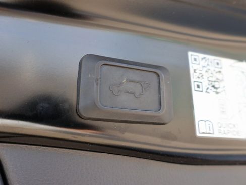 Used 2022 Toyota RAV4 Limited image 16