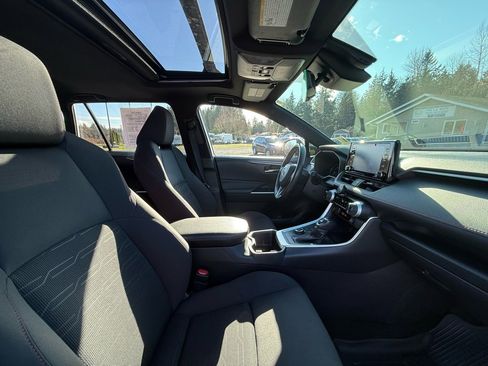 Used 2022 Toyota RAV4 SE w/ Weather & Moonroof Package image 15