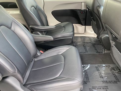 Used 2024 Chrysler Pacifica Select image 11