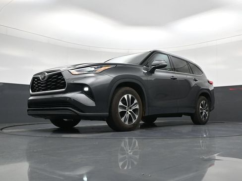 Used 2021 Toyota Highlander XLE FWD image 18