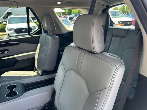 Used 2025 Honda Pilot Touring image 14