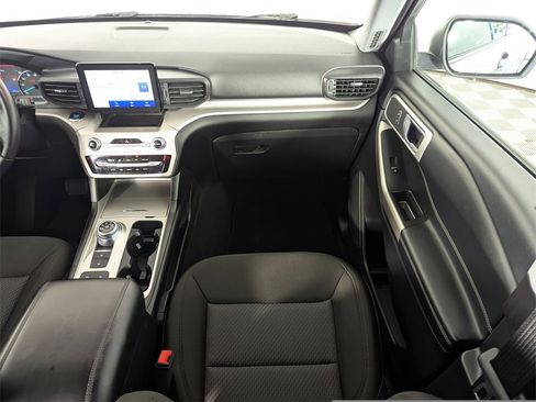 Used 2024 Ford Explorer XLT image 16