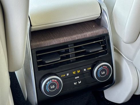 Used 2023 Land Rover Range Rover Long Wheelbase SE image 13