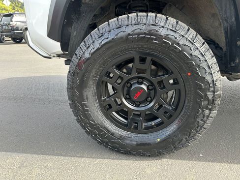 Used 2020 Toyota Tacoma TRD Off-Road w/ TRD Premium Off Road Package AWD/4WD image 12