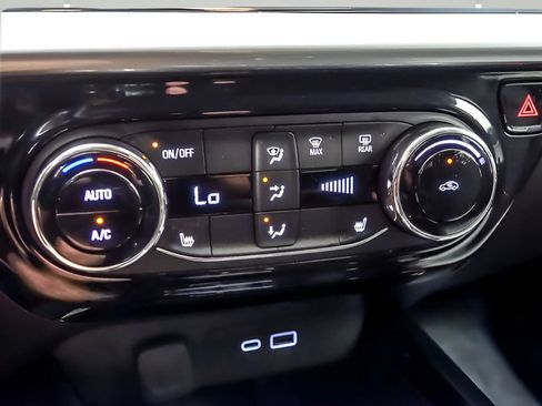 Used 2025 Chevrolet Trax LT w/ LT Convenience Package FWD image 19