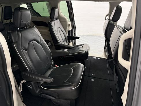 Used 2023 Chrysler Pacifica Limited FWD image 12