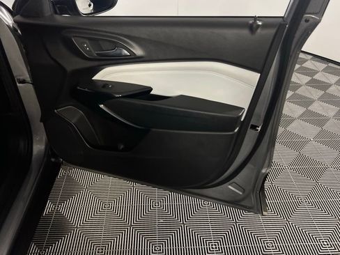 Used 2025 Chevrolet Trax LT w/ LT Convenience Package image 35