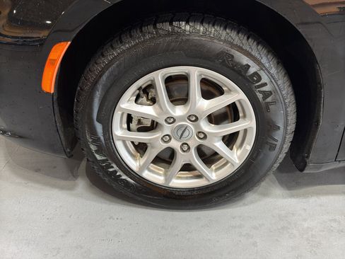 Used 2023 Chrysler Pacifica Touring-L FWD image 9