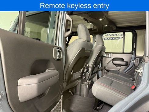 Used 2025 Jeep Wrangler Unlimited Rubicon image 12