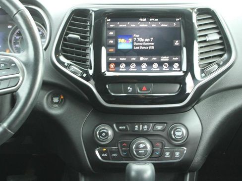 Used 2019 Jeep Cherokee Limited image 15