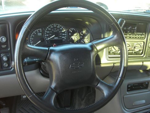 Used 2002 Chevrolet Suburban LT image 10