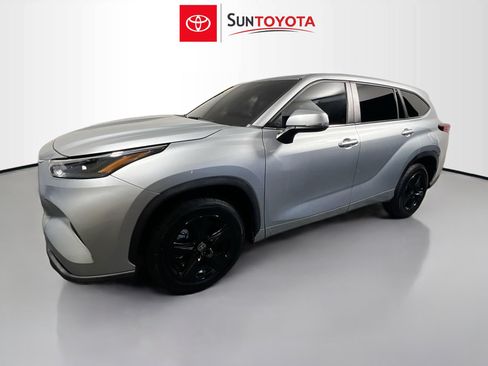 Used 2023 Toyota Highlander L FWD image 9