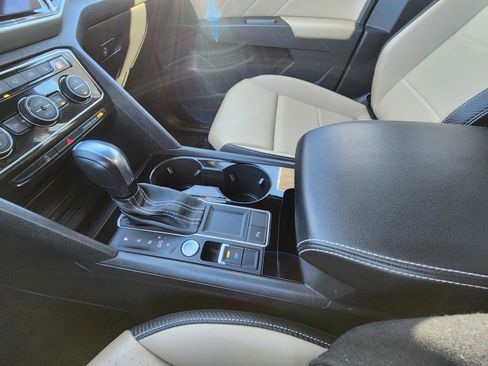 Used 2022 Volkswagen Atlas Cross Sport SE image 24