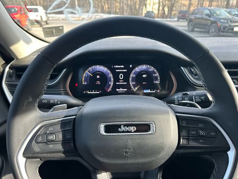 Used 2023 Jeep Grand Cherokee Laredo X image 8