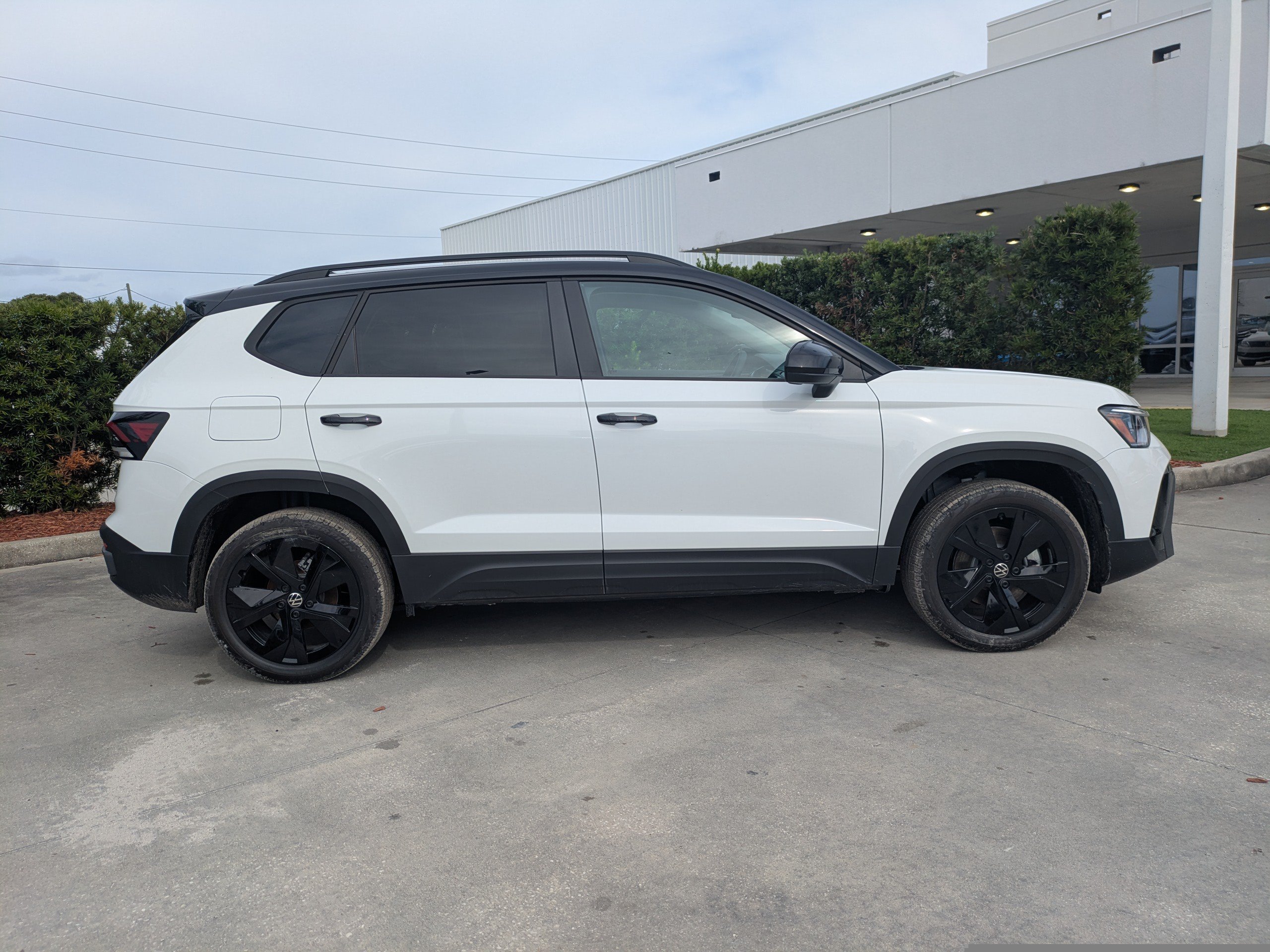 New 2026 Volkswagen Taos SE FWD image 3