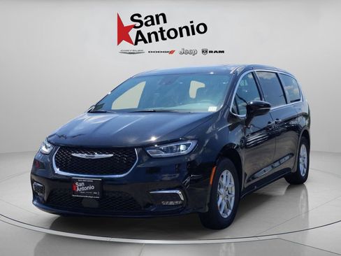 New 2026 Chrysler Pacifica Select image 4