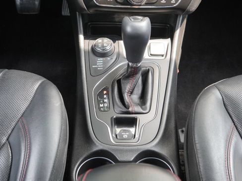 Used 2019 Jeep Cherokee Trailhawk AWD/4WD image 20