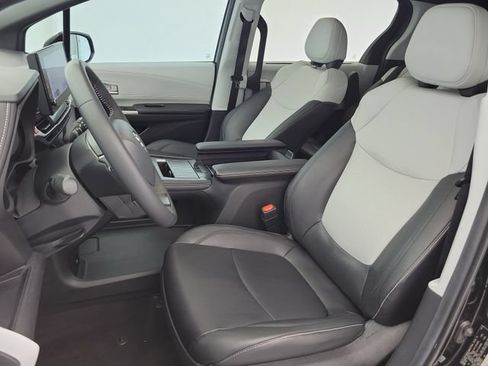 Used 2025 Toyota Sienna XSE FWD image 19