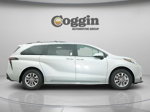 Used 2025 Toyota Sienna XLE image 22