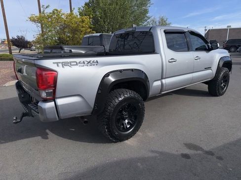 Used 2017 Toyota Tacoma TRD Sport AWD/4WD image 3