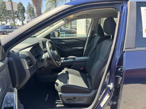 Used 2025 Nissan Rogue SV FWD image 24