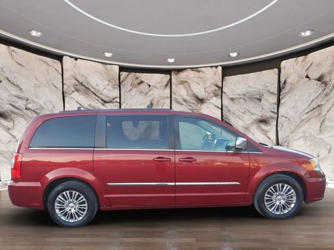 Used 2013 Chrysler Town & Country Touring-L image 5