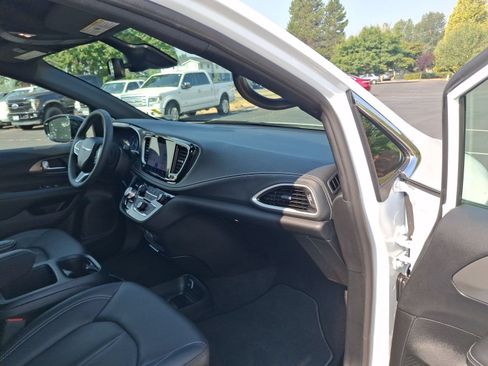 Certified 2025 Chrysler Pacifica Select AWD/4WD image 25