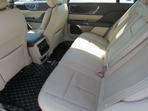 Used 2020 Lincoln Continental w/ Premium Package image 9