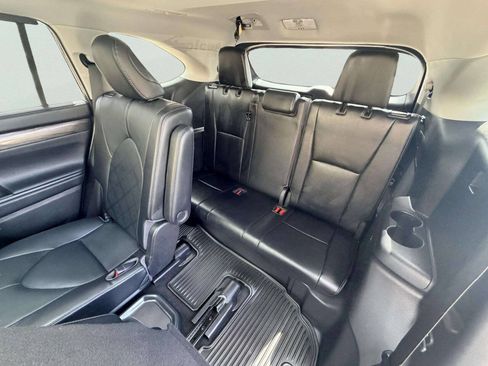 Used 2023 Toyota Highlander Platinum FWD image 30