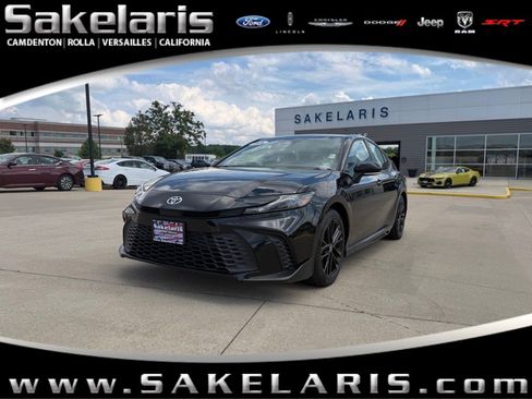 Used 2025 Toyota Camry SE FWD image 1
