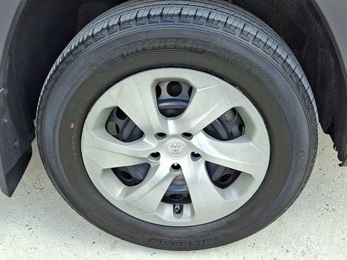 Used 2022 Toyota RAV4 LE AWD/4WD image 11