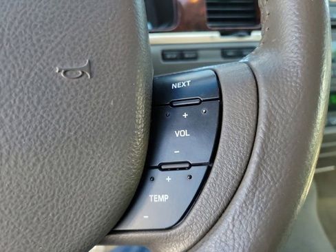 Used 2011 Lincoln Town Car Signature Limited RWD image 25