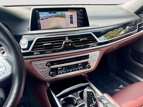 Used 2022 BMW 750i xDrive w/ Executive Package image 28