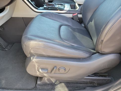 Used 2024 Kia Carnival EX image 5